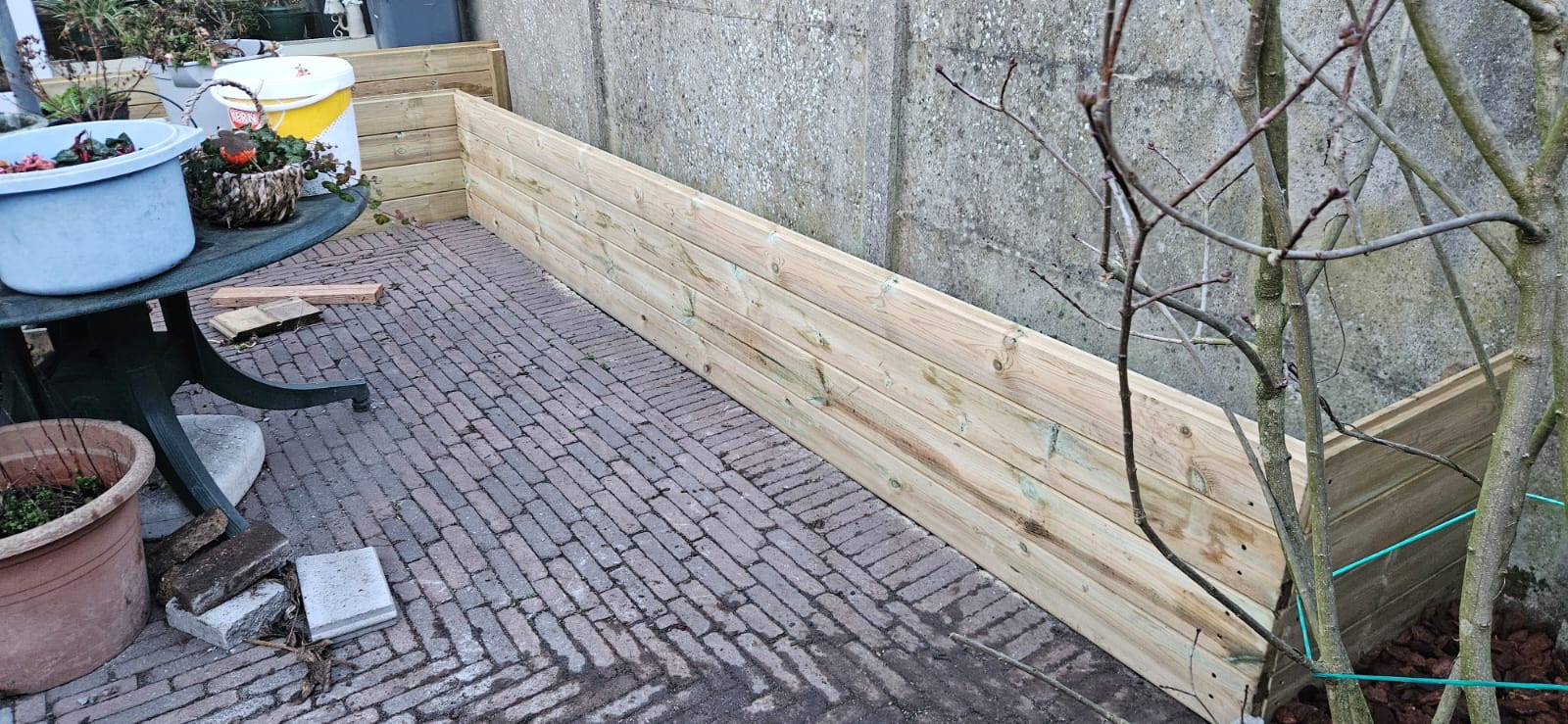 Verhoogde tuinbak in hout door LV Tuinen