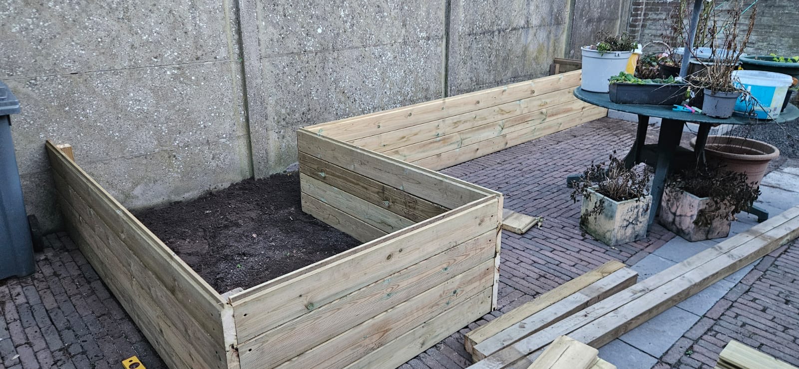 Tuinbakken met aangevulde teelaarde door LV Tuinen
